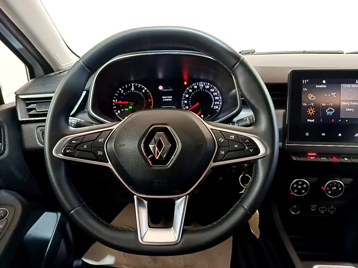 Vue intérieure centrée sur le volant cuir noir de la Renault Clio 2020 avec tableau de bord et écran tactile visible.