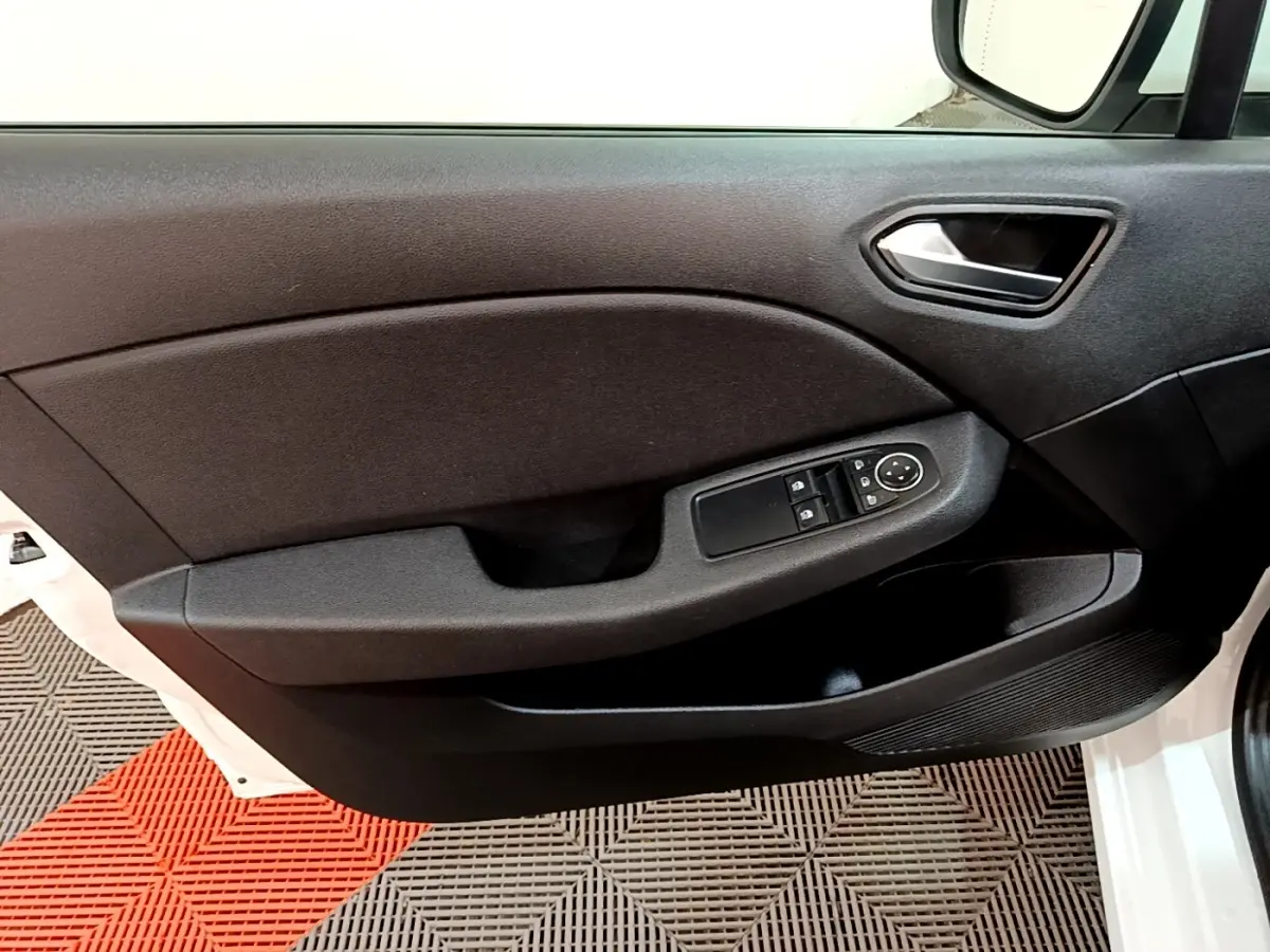 Vue intérieure sur la porte avant gauche noire de la Renault Clio Business Blue dCi 115 blanche, avec commandes électriques.
