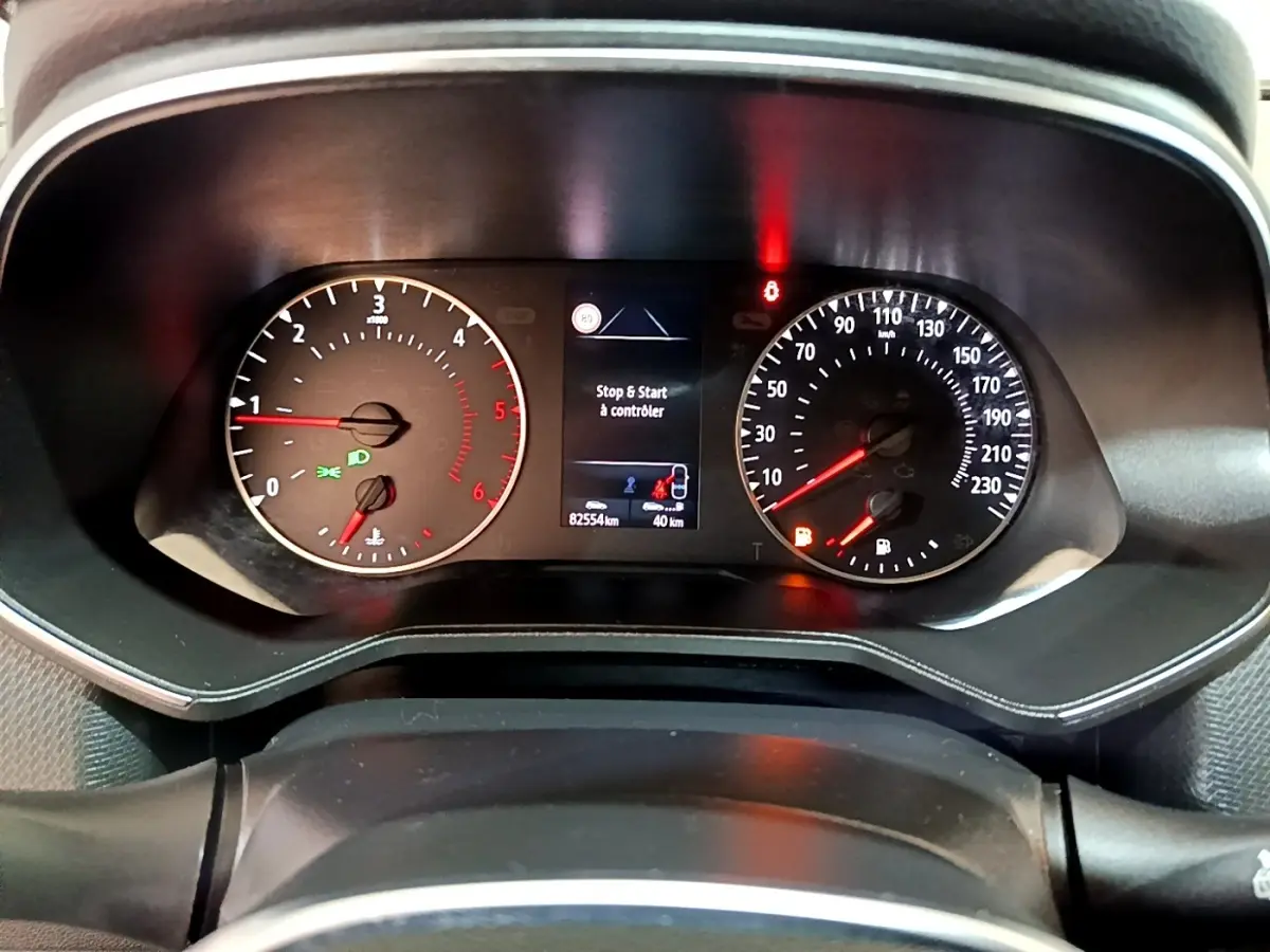 Vue rapprochée du tableau de bord de la Renault Clio Business Blue dCi 115 2020 avec compte-tours et compteur de vitesse allumés.