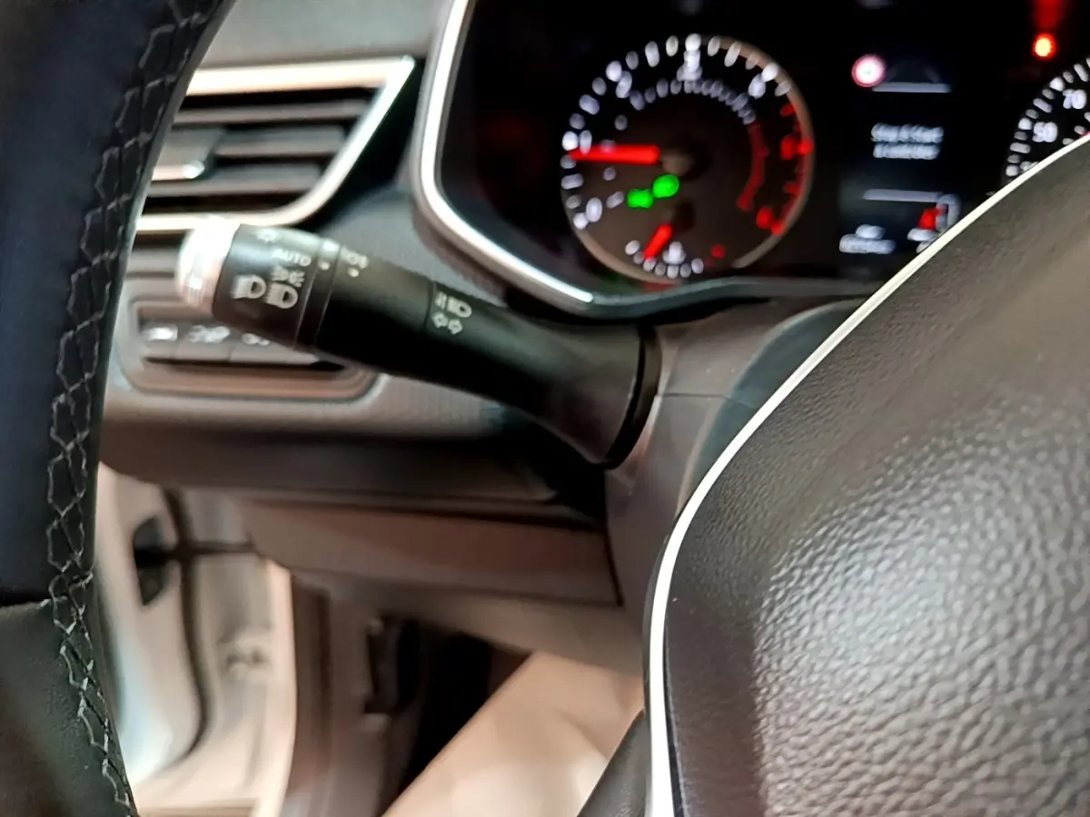 Gros plan sur le volant et le combiné d'instruments de la Renault Clio Business Blue dCi 115 de 2020.