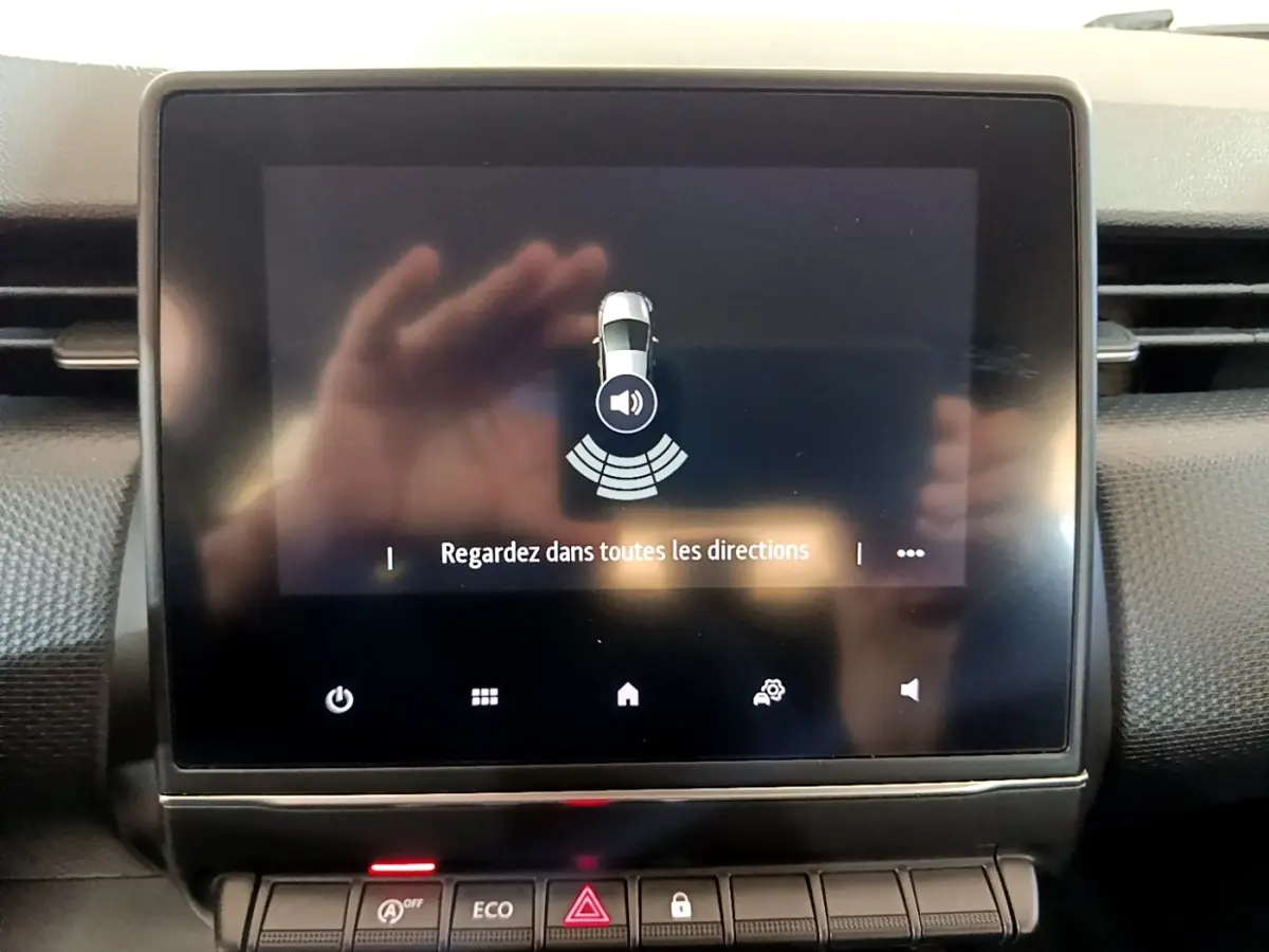 Écran tactile central de la Renault Clio Business Blue dCi 115 affichant une alerte de capteurs de proximité.