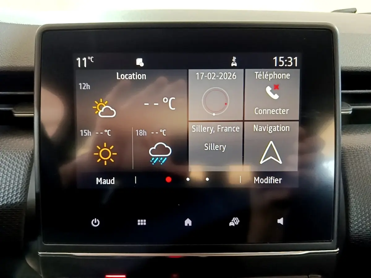 Écran tactile central de la Renault Clio Business Blue dCi 115 affichant météo, date et navigation.
