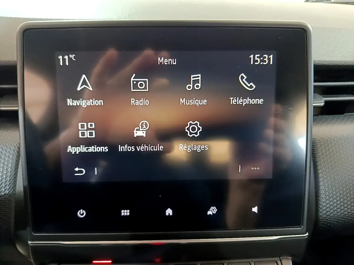 Écran tactile central de la Renault Clio Business Blue dCi 115 2020 affichant le menu principal avec navigation et radio.