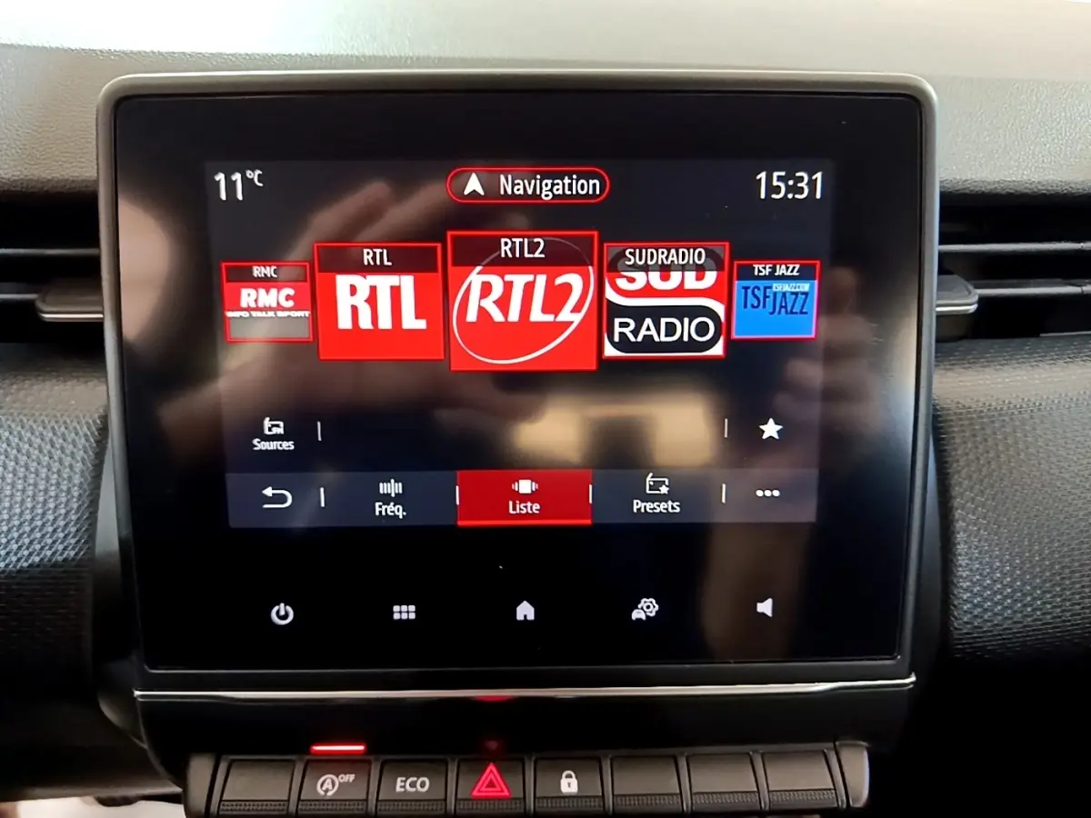 Écran tactile central de la Renault Clio Business Blue dCi 115 2020 affichant les stations radio avec interface moderne.