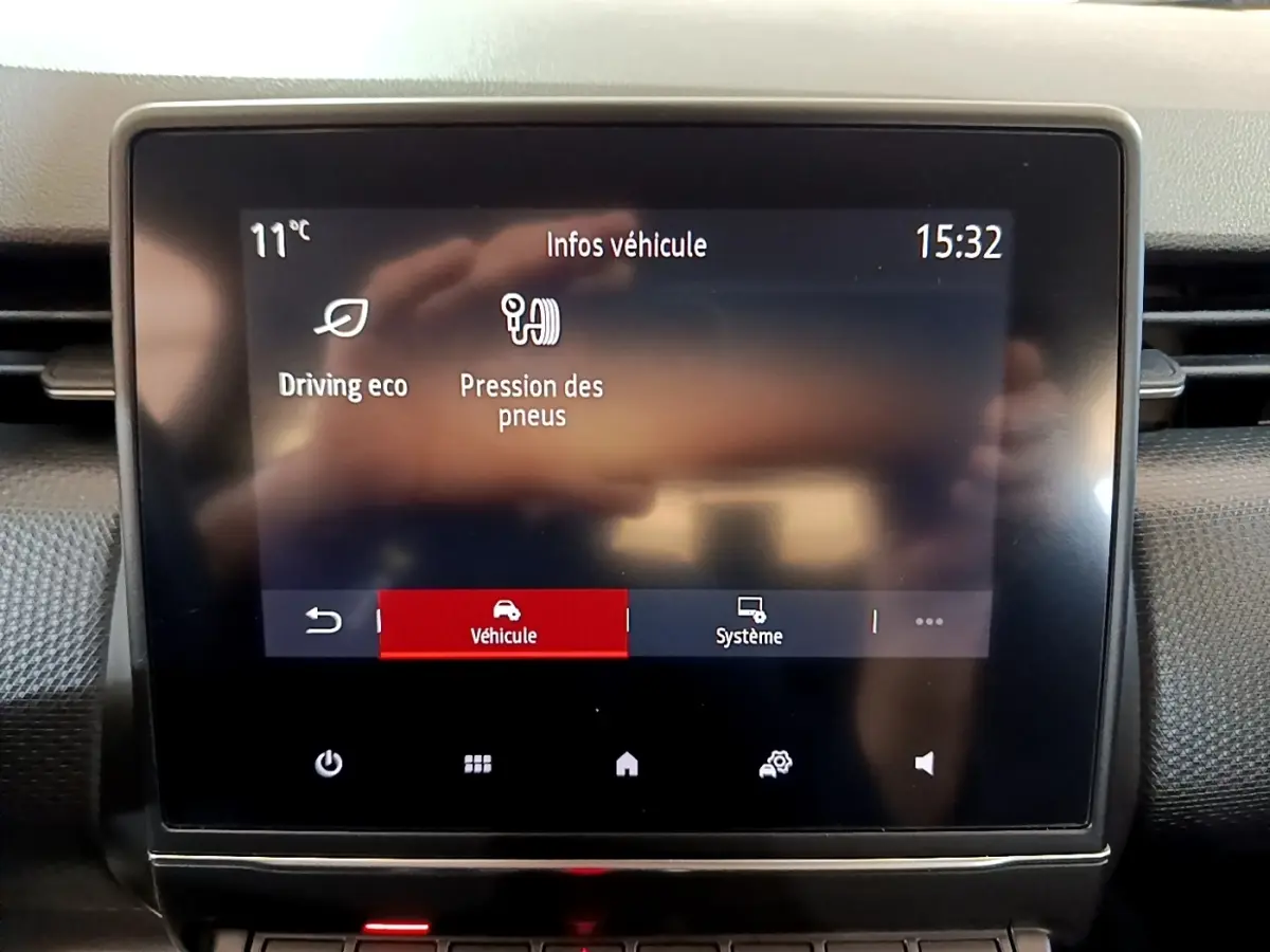 Écran tactile central de la Renault Clio Business Blue dCi 115 affichant les infos véhicule à 15h32, intérieur noir.