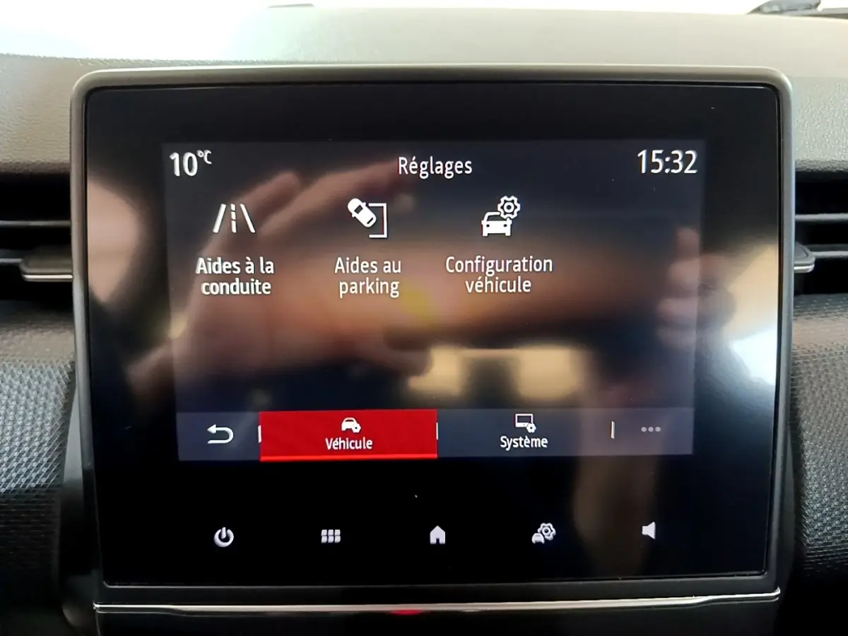 Écran tactile central de la Renault Clio Business Blue dCi 115 affichant les réglages d’aides à la conduite et parking.