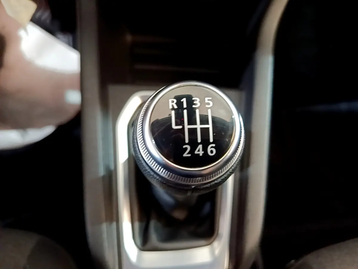 Gros plan sur le levier de vitesses manuel noir et argenté de la Renault Clio Business Blue dCi 115 de 2020.