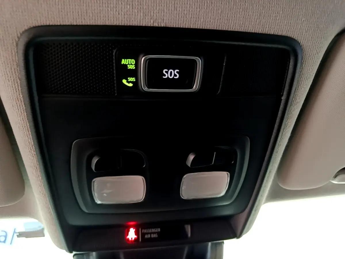 Gros plan sur le plafonnier intérieur noir avec bouton SOS éclairé de la Renault Clio Business Blue dCi 115 blanche.