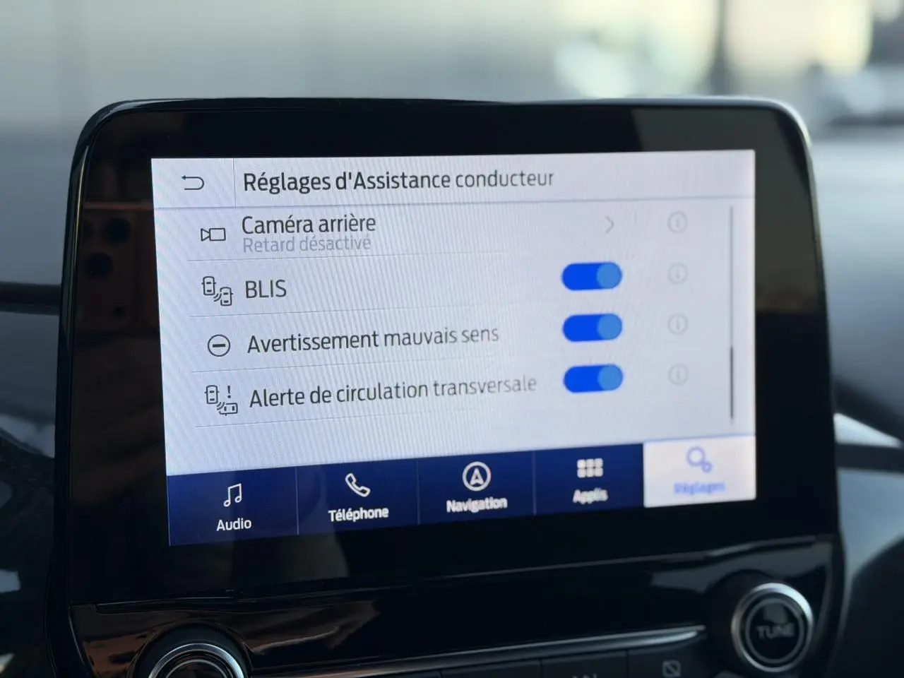 Écran tactile intérieur du Ford Puma 2023 affichant les réglages d’assistance conducteur avec options activées.
