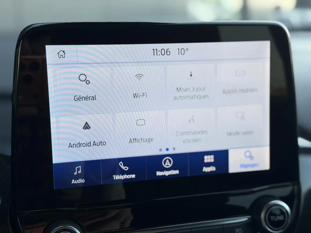 Écran tactile central du Ford Puma Ecoboost 155 BVA ST Line, affichant les options de connectivité et réglages.