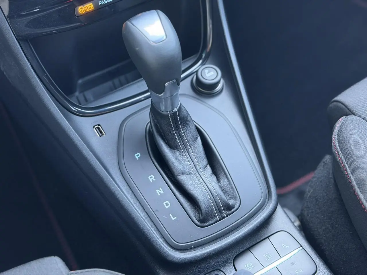 Le levier de vitesses automatique noir avec coutures blanches du Ford Puma Ecoboost 2023 en vue rapprochée intérieure.