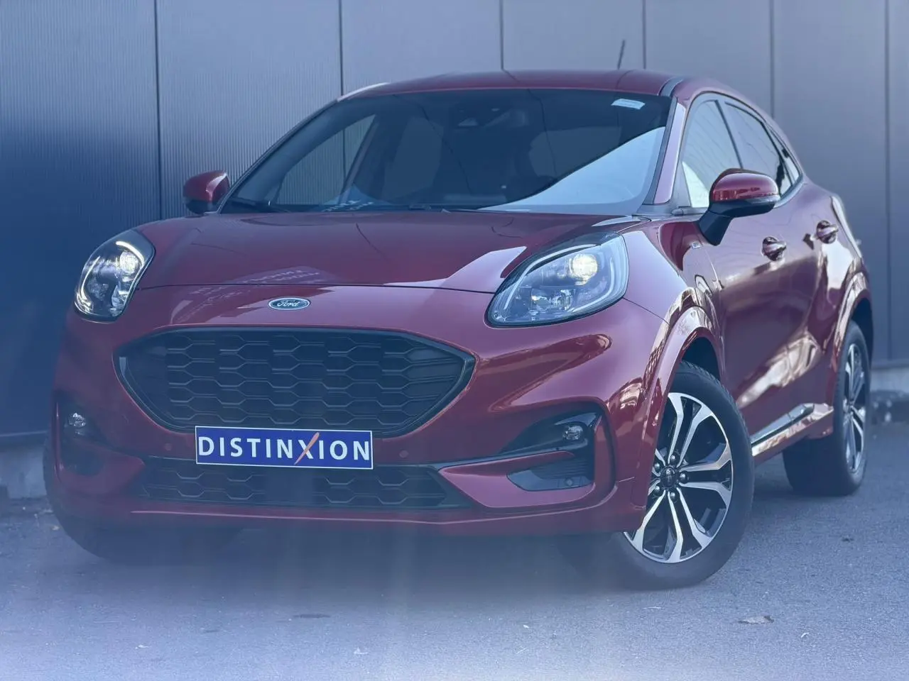 Ford Puma Ecoboost rouge Fantastic en 3/4 avant droit avec calandre noire et jantes alliage diamantées.
