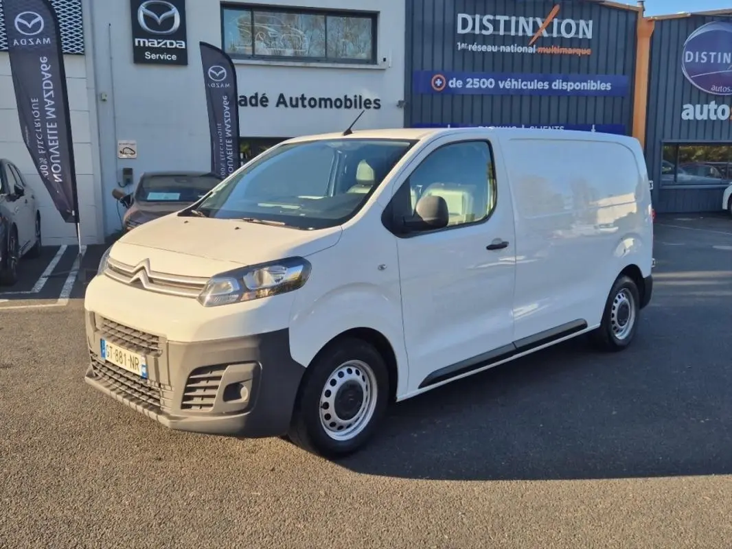Vue 3/4 avant droit d’un Citroën Jumpy blanc fourgon L1H1, avec pare-chocs noir et jantes acier simples.