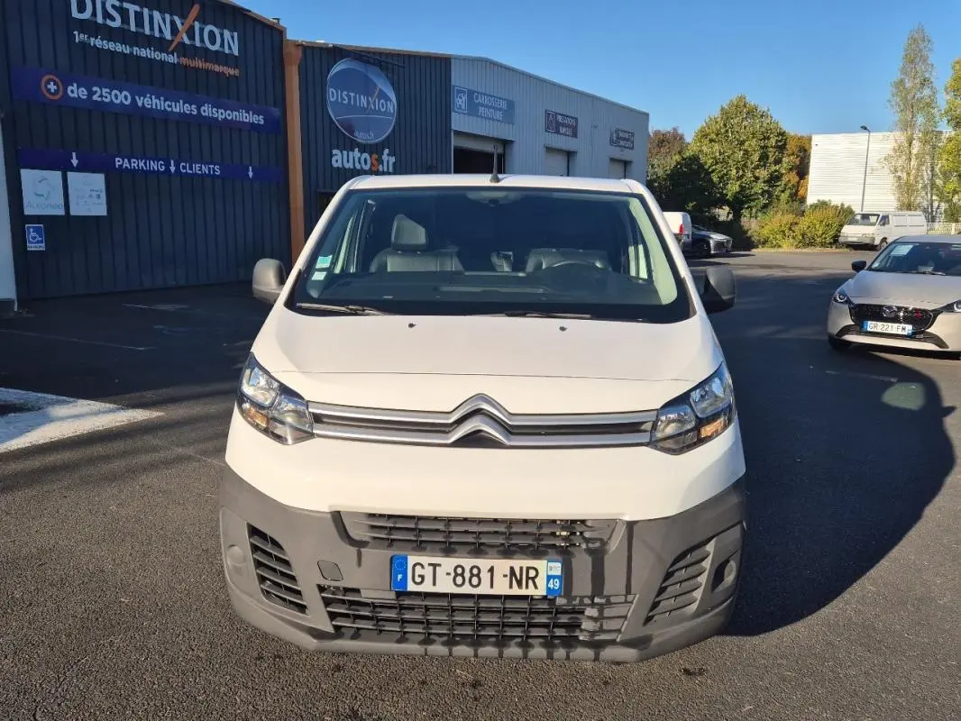 Vue de face d'un Citroën Jumpy blanc 2019, fourgon L1H1 avec pare-chocs avant gris et plaque d'immatriculation française.