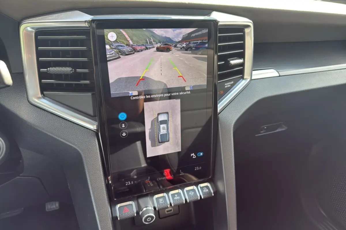 Vue rapprochée de la console centrale du Volkswagen Amarok V6 240 BVA10 Aventura, écran tactile affichant caméra 360°.