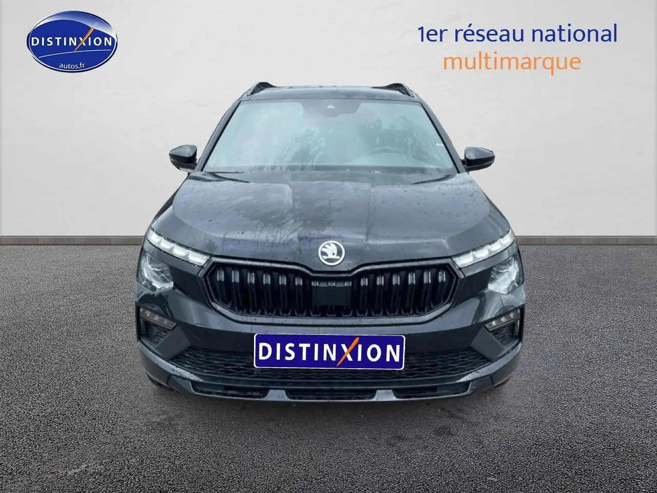 Vue avant d’un Skoda Kamiq noir 2026 avec calandre noire et phares LED distinctifs sous la pluie.