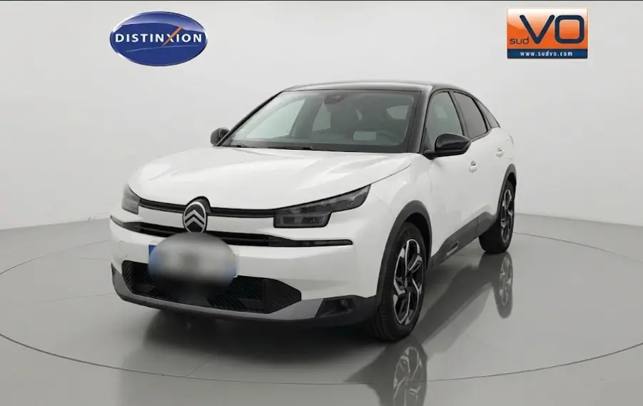 Vue 3/4 avant d'une Citroën C4 hybride blanche avec jantes alliage 18 pouces et toit noir contrasté.