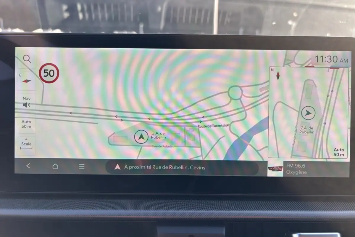 Écran GPS 12,3 pouces du Kia Sportage 1.6 T-GDI HEV 239 LX Plus affichant une carte de navigation.