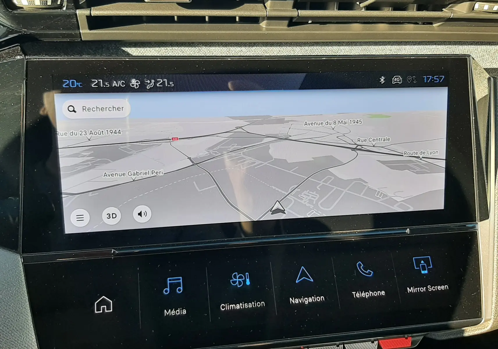 Écran tactile central de la Peugeot 308 2025 affichant la navigation avec carte en mode 3D, intérieur noir.