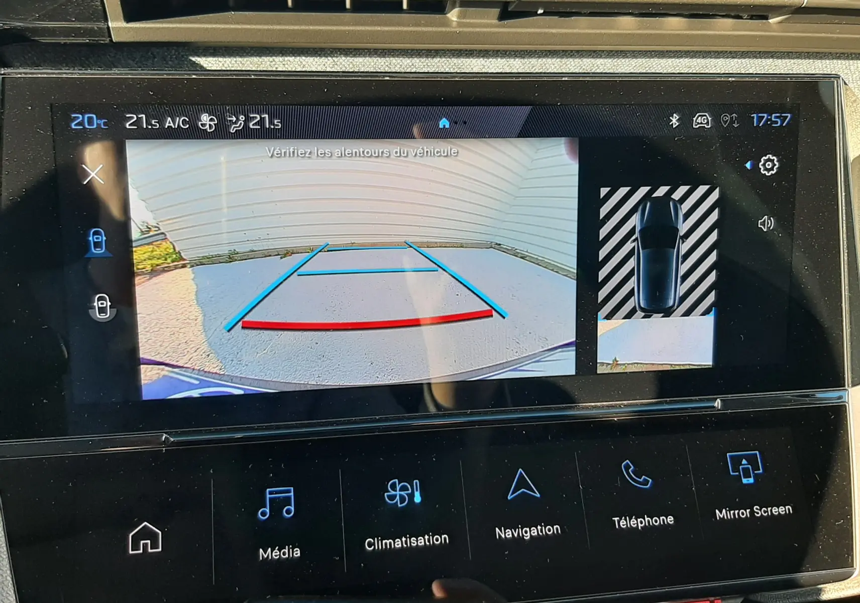 Écran central de la Peugeot 308 Bleu Obsession 2025 montrant la caméra de recul et l'affichage 360° intérieur.