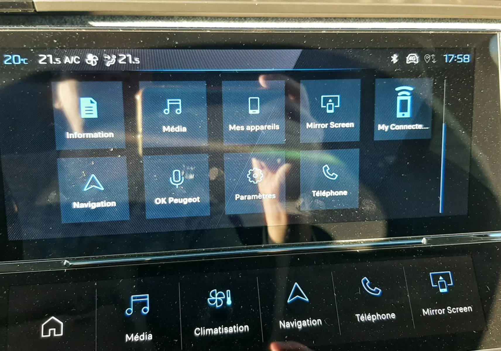 Écran tactile central de la Peugeot 308 2025 affichant les menus multimédia et navigation en intérieur noir.