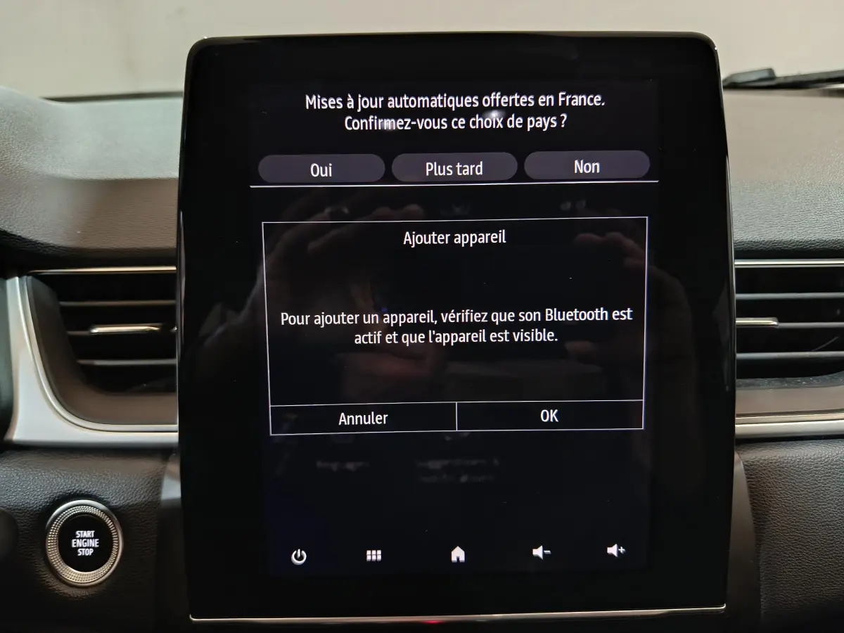 Écran tactile central du tableau de bord du Renault Captur 2024 affichant le menu d'ajout d'appareil Bluetooth.