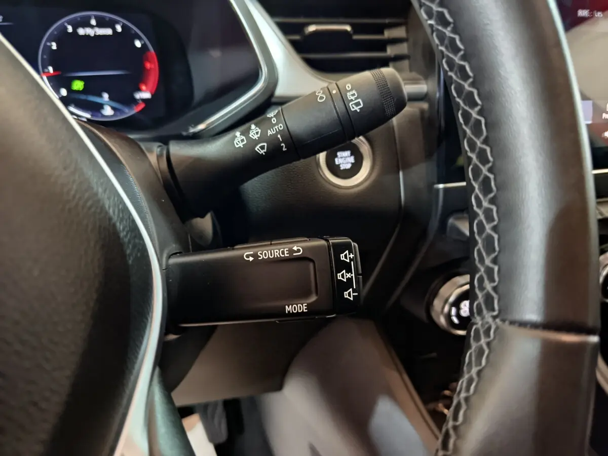 Gros plan sur la commande multifonction et le tableau de bord numérique du Renault Captur Techno TCe 90 2024.