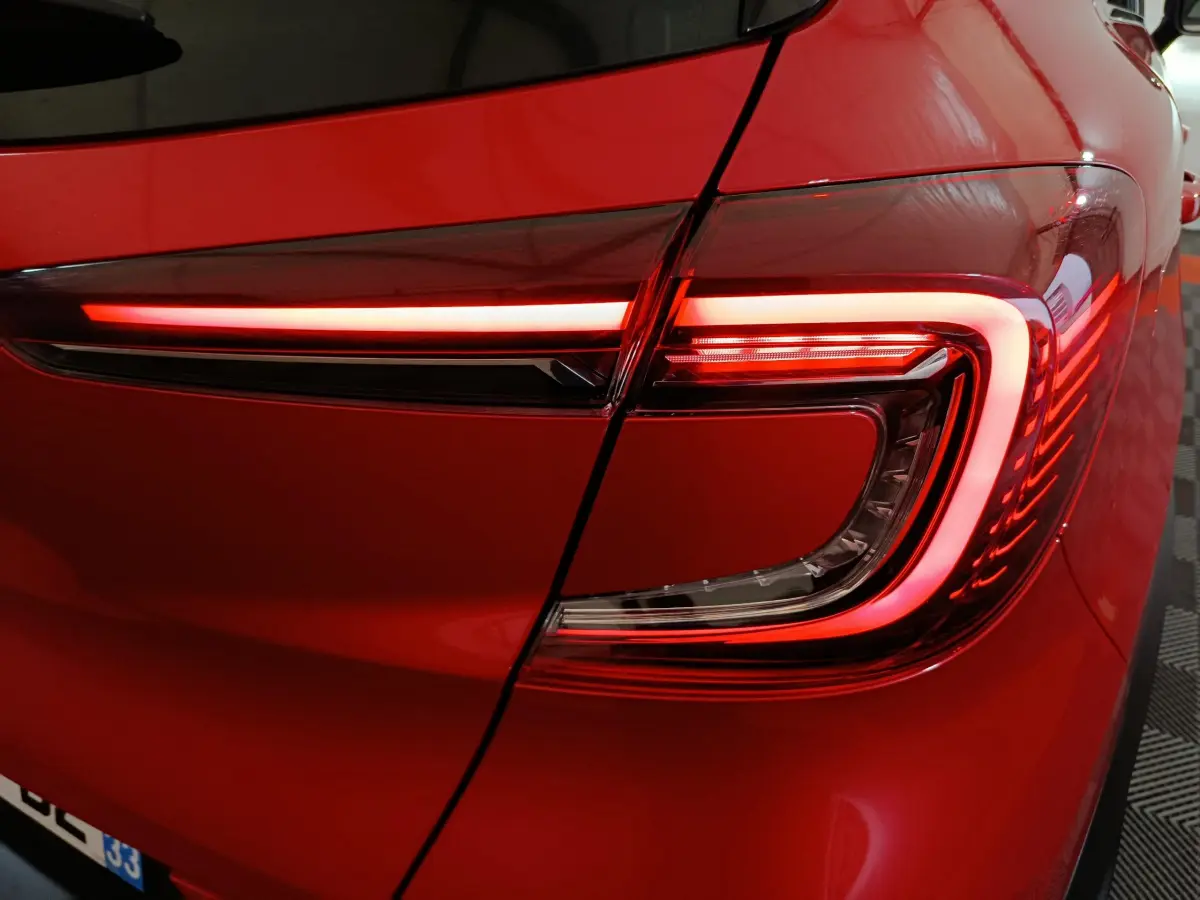 Gros plan sur le feu arrière droit rouge vif du Renault Captur 2024 techno TCe 90, soulignant son design LED distinctif.