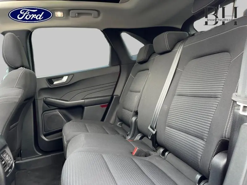 Vue intérieure côté droit des sièges arrière noirs du Ford Kuga 2022 avec ceintures et appuie-têtes visibles.