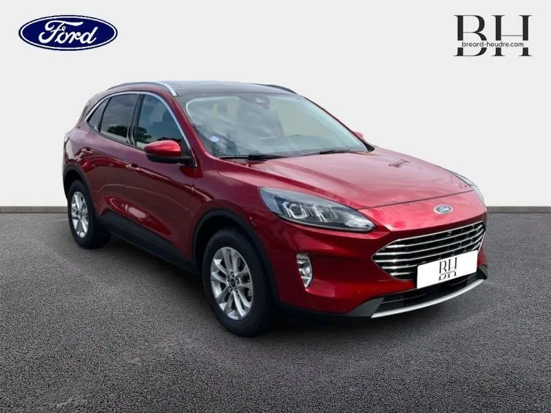 Ford Kuga rouge Premium Lucid vu en 3/4 avant droit avec toit panoramique et jantes alu.
