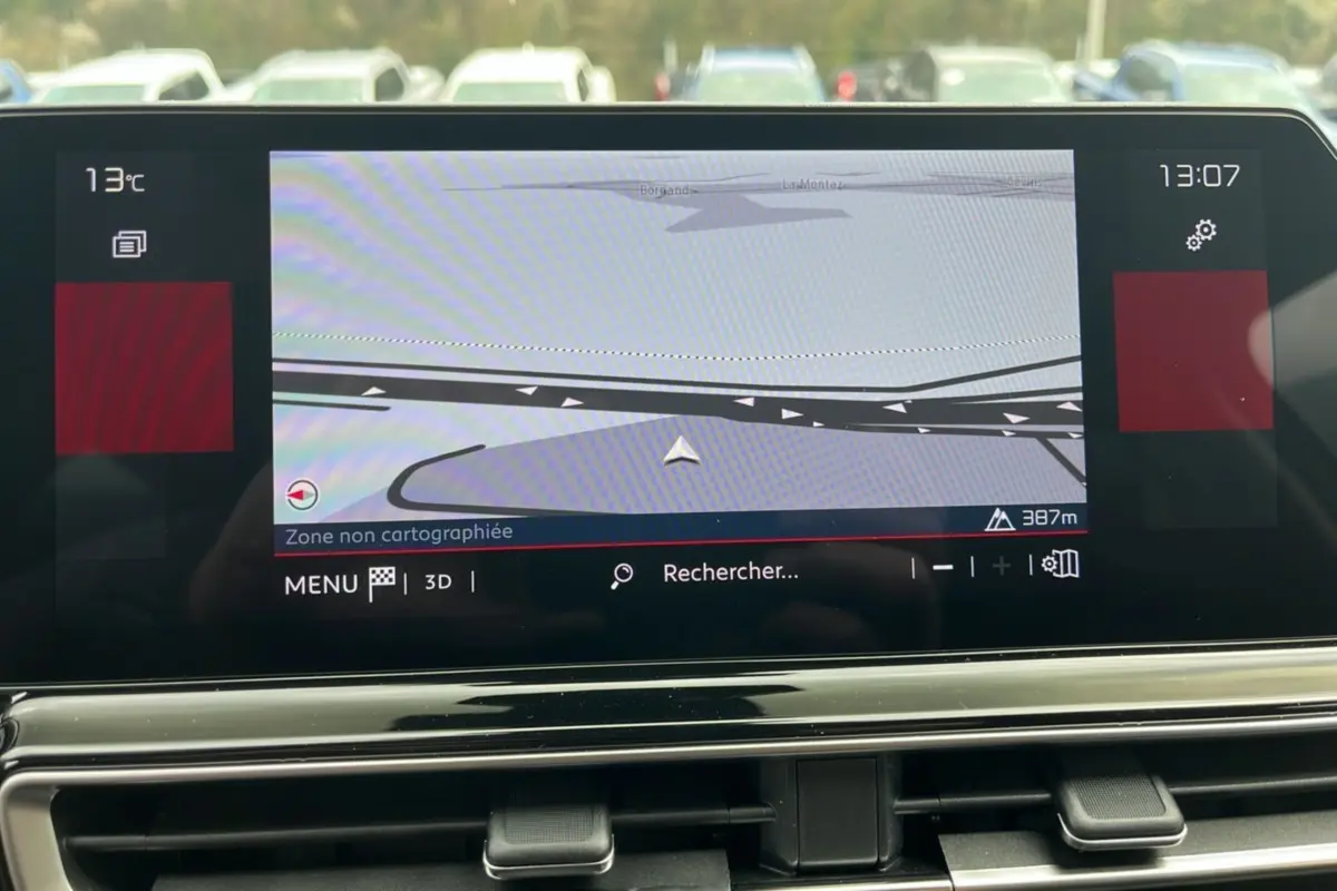 Écran tactile central du Citroën C5 Aircross blanc, affichant la navigation GPS avec carte en mode 3D.