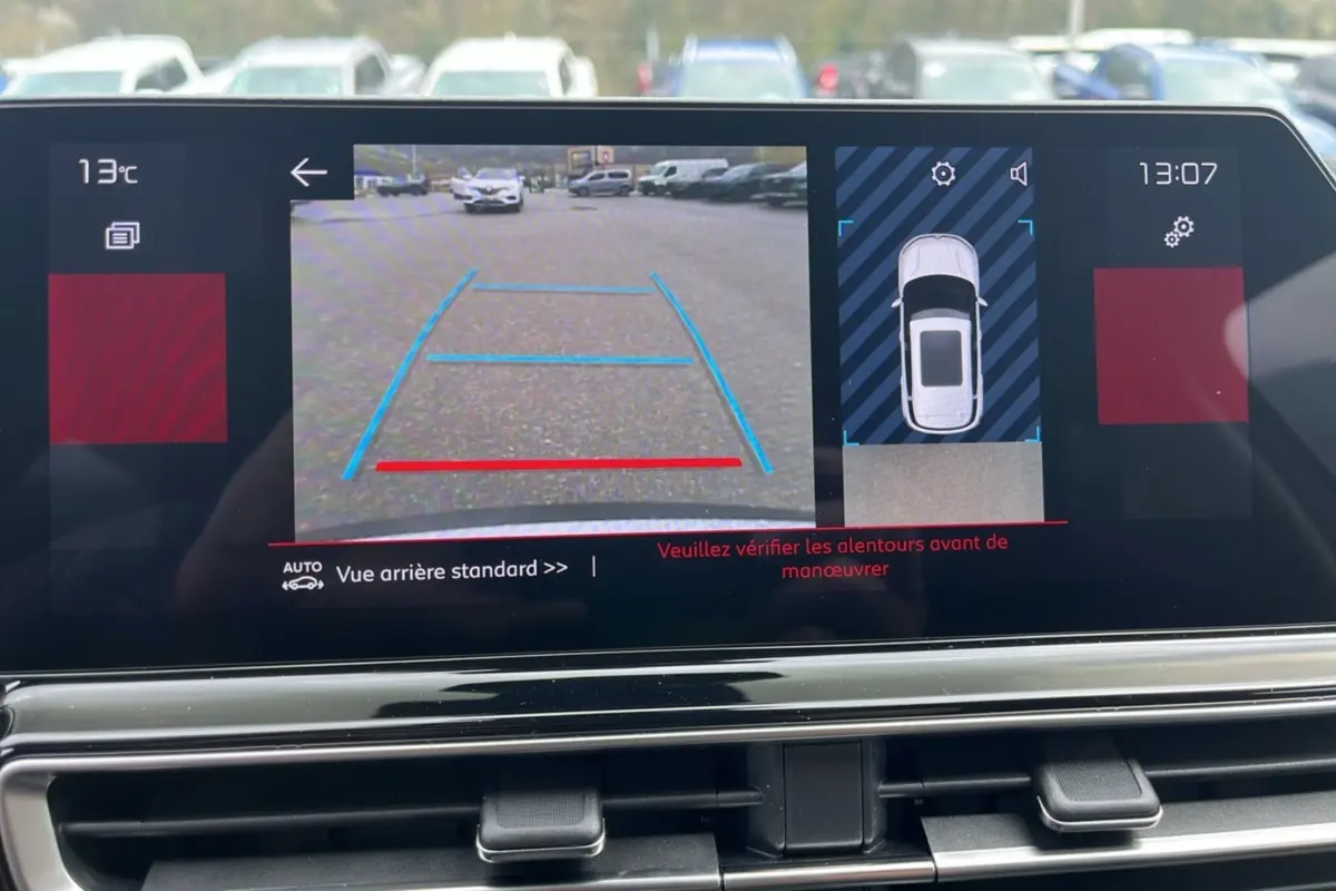 Écran multimédia du Citroën C5 Aircross blanc montrant la caméra de recul et l’aide au stationnement en vue arrière.