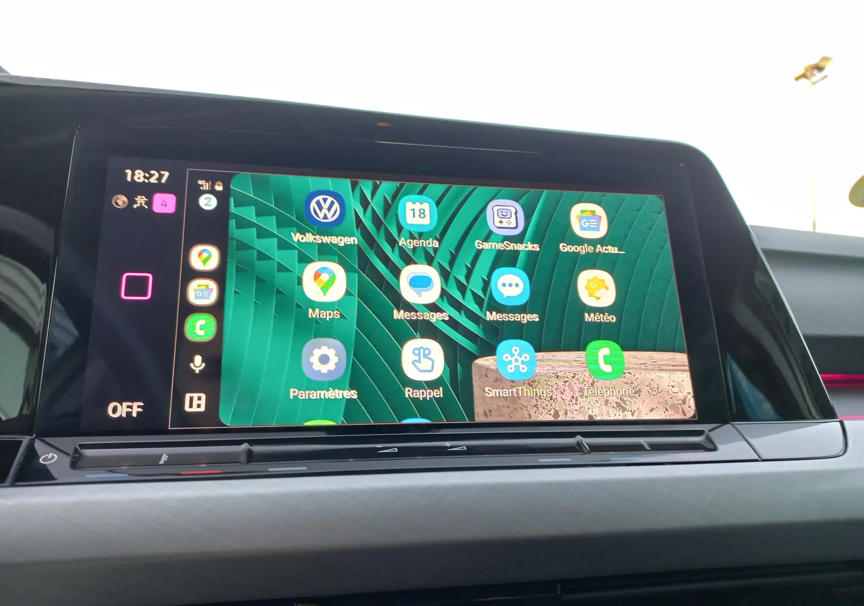 Écran tactile central de la Volkswagen Golf 2.0 TDI 2023 en reflet d'argent, affichant l'interface multimédia.