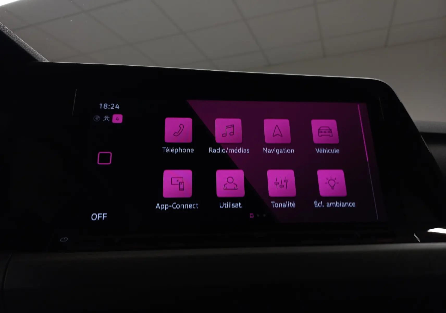 Écran tactile intérieur du Volkswagen Golf 2.0 TDI 116 DSG7 Life Plus 2023 affichant le menu principal avec icônes roses.
