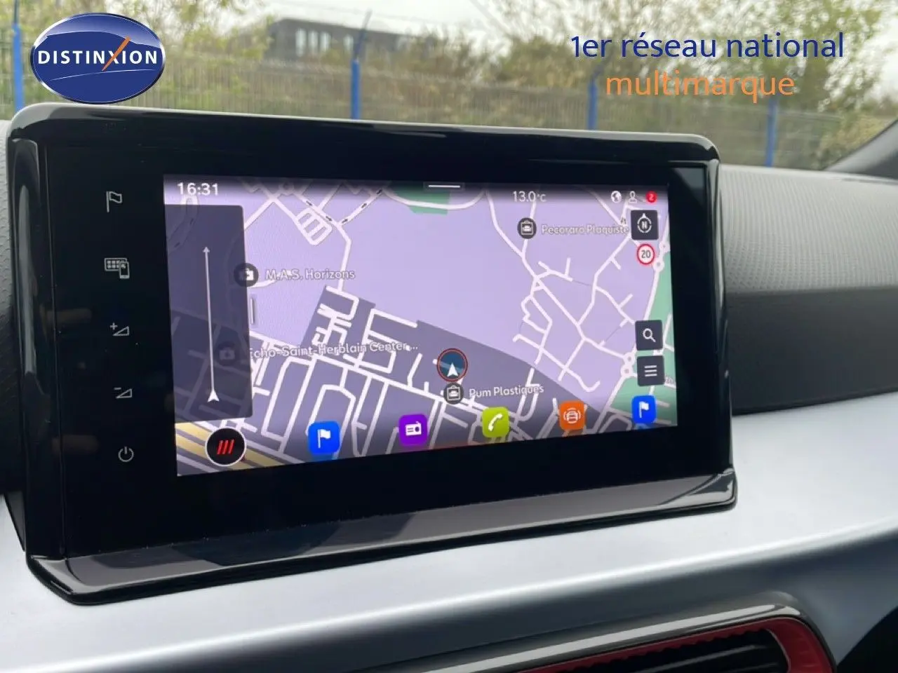 Écran tactile central affichant la navigation GPS dans l’habitacle d’une SEAT Arona 2025.