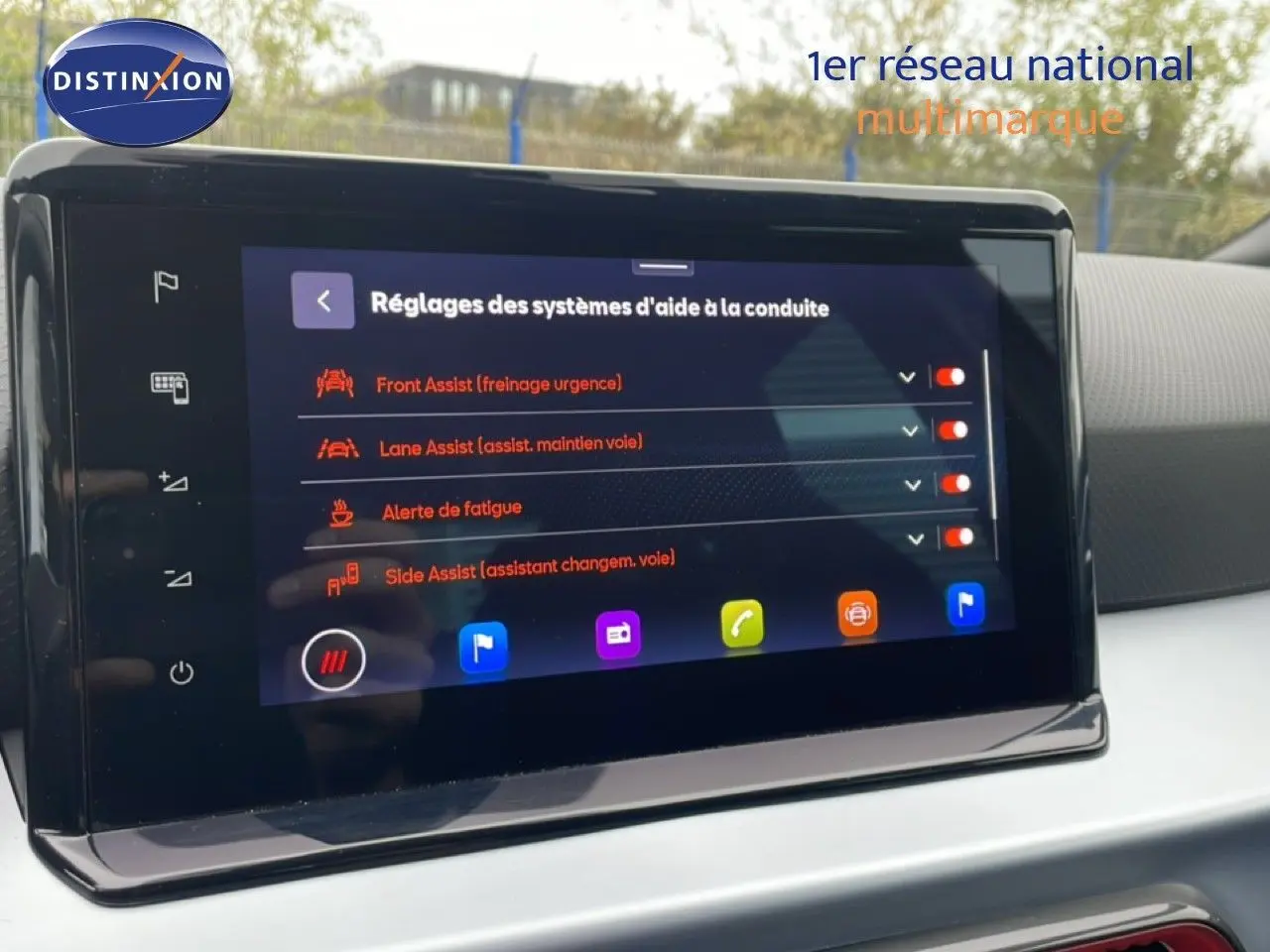 Écran tactile central du SEAT Arona 2025 affichant les réglages des aides à la conduite dans l’habitacle.