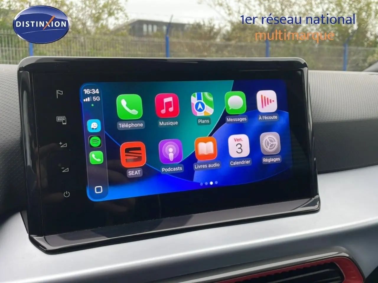 Écran tactile central du tableau de bord du SEAT Arona 2025 affichant les applications connectées, vue intérieure.