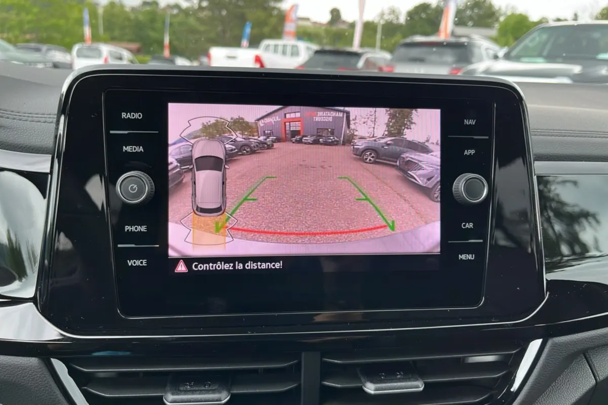 Écran central affichant la caméra de recul du Volkswagen T-Roc TDI 150 DSG7 R-Line Black en intérieur.