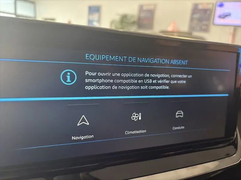 Écran tactile intérieur du Peugeot 2008 Hybrid 145ch noir métal affichant un message d'absence de navigation.