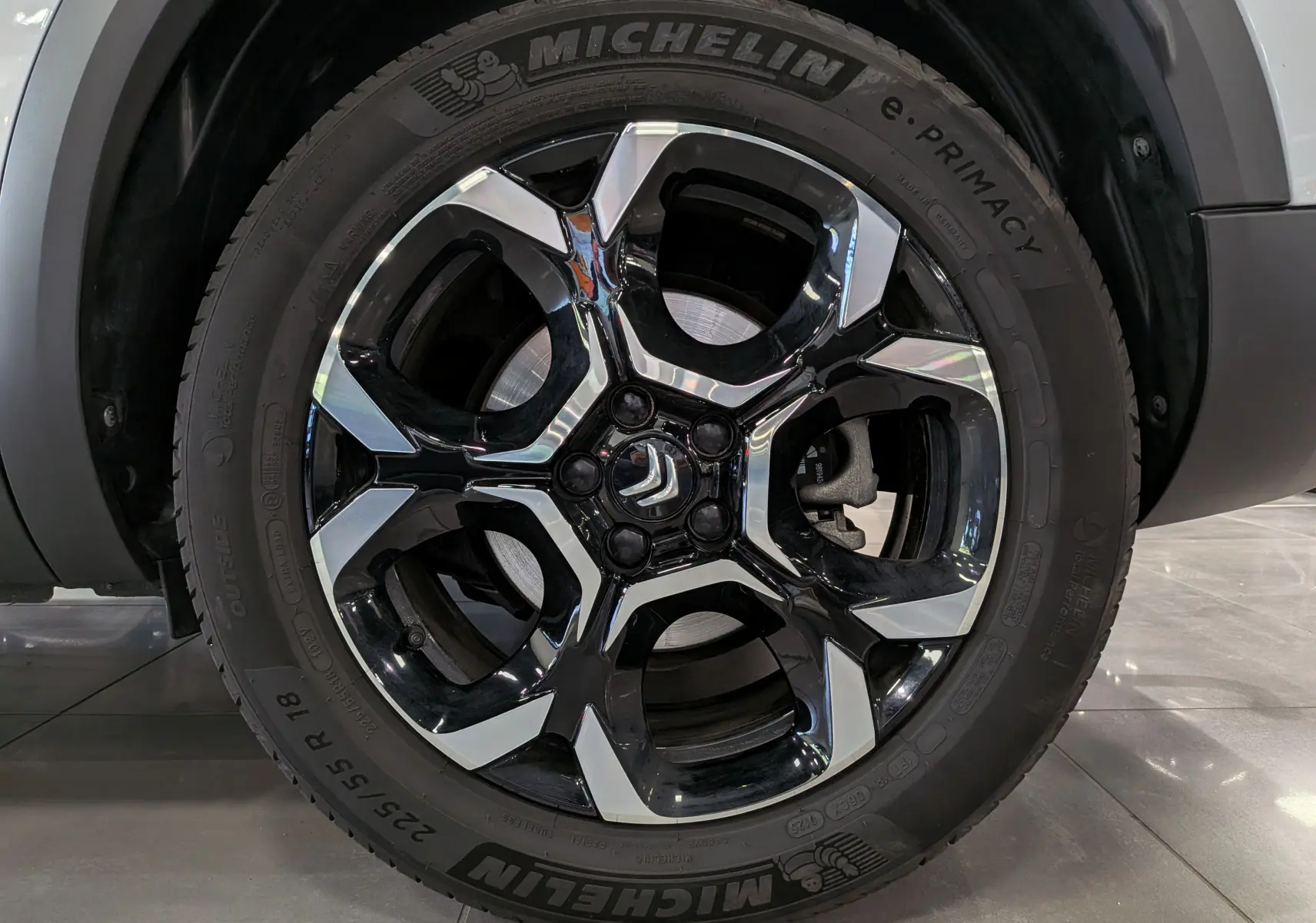 Gros plan sur la jante noire et argentée de 18 pouces du Citroën C5 Aircross 2025 blanc Okénite avec pneu Michelin.