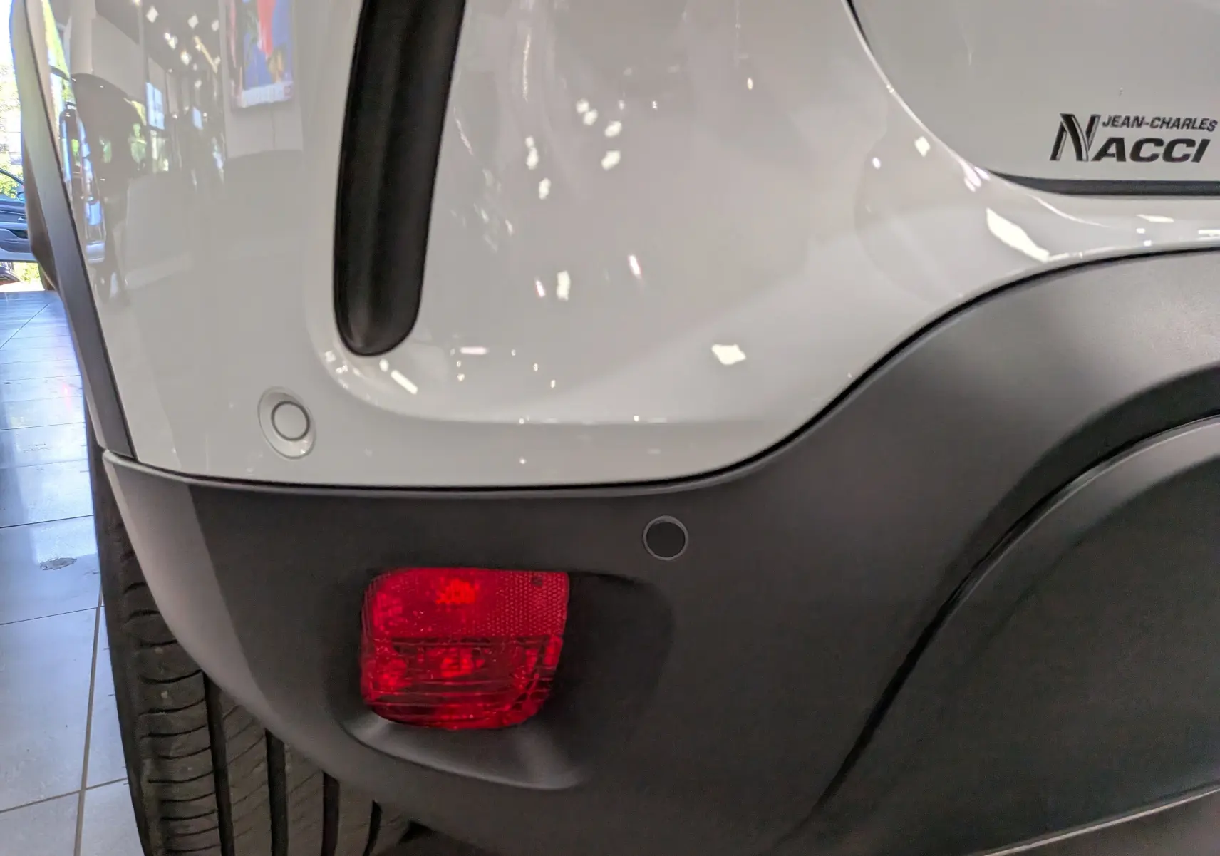 Détail de l’arrière droit blanc Okénite du Citroën C5 Aircross 2025 avec feu rouge et protections noires.