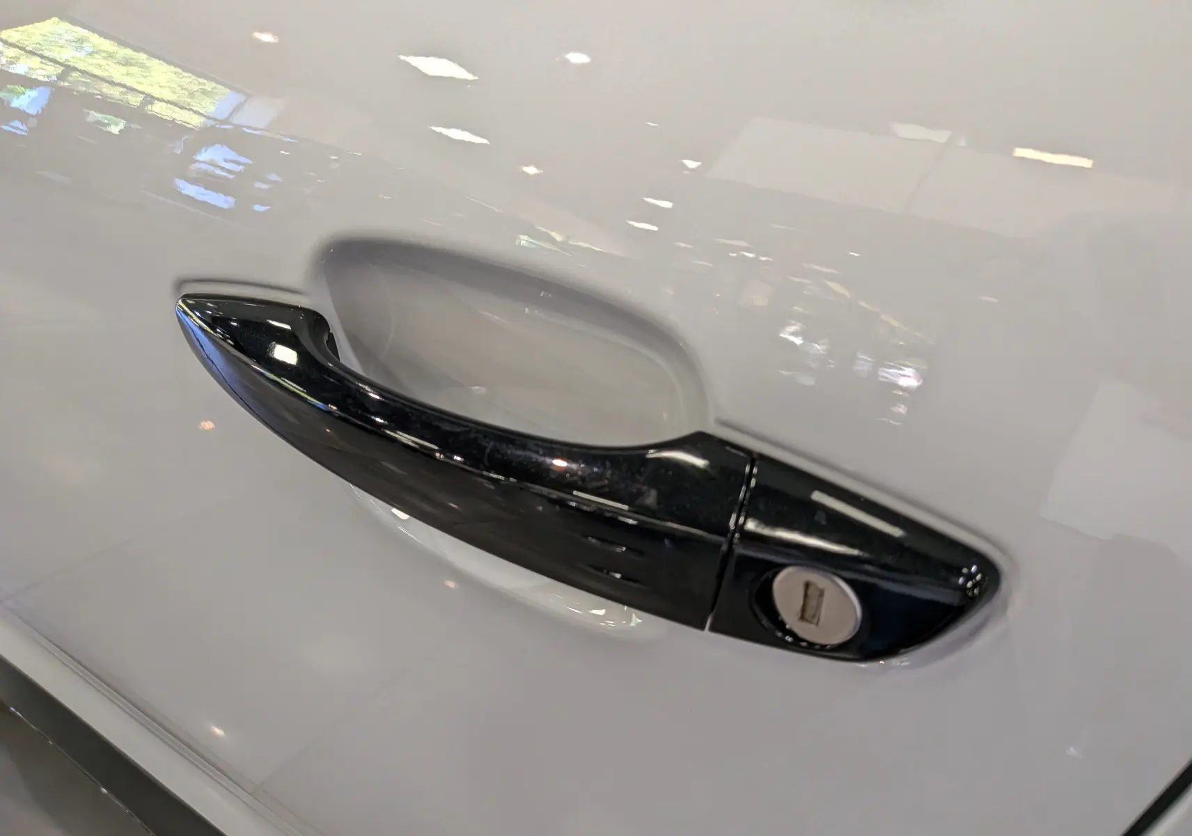 Poignée de porte noire en gros plan sur la porte blanche du Citroën C5 Aircross BlueHDi 130 EAT8 2025.