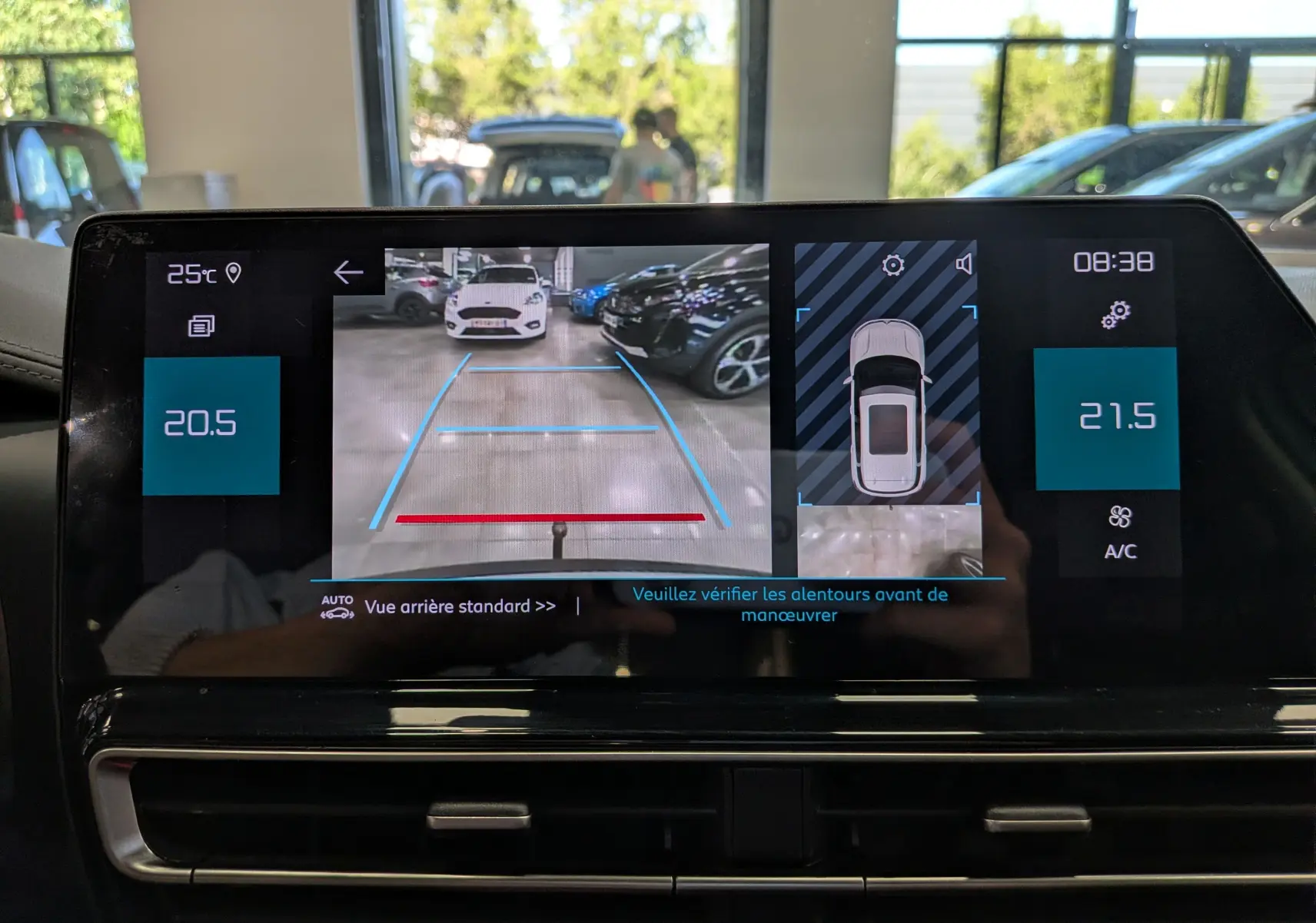 Écran central montrant la caméra de recul et l'affichage 360° du Citroën C5 Aircross blanc Okénite avec toit noir.