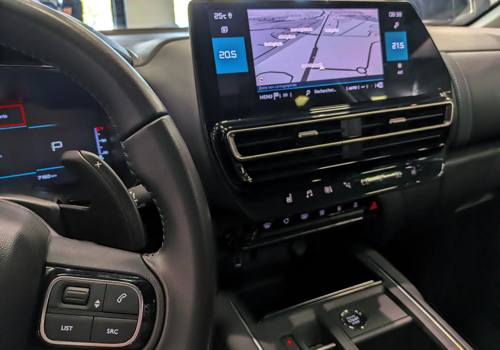 Vue intérieure centrée sur le tableau de bord et l’écran tactile du Citroën C5 Aircross 2025, finition noire.