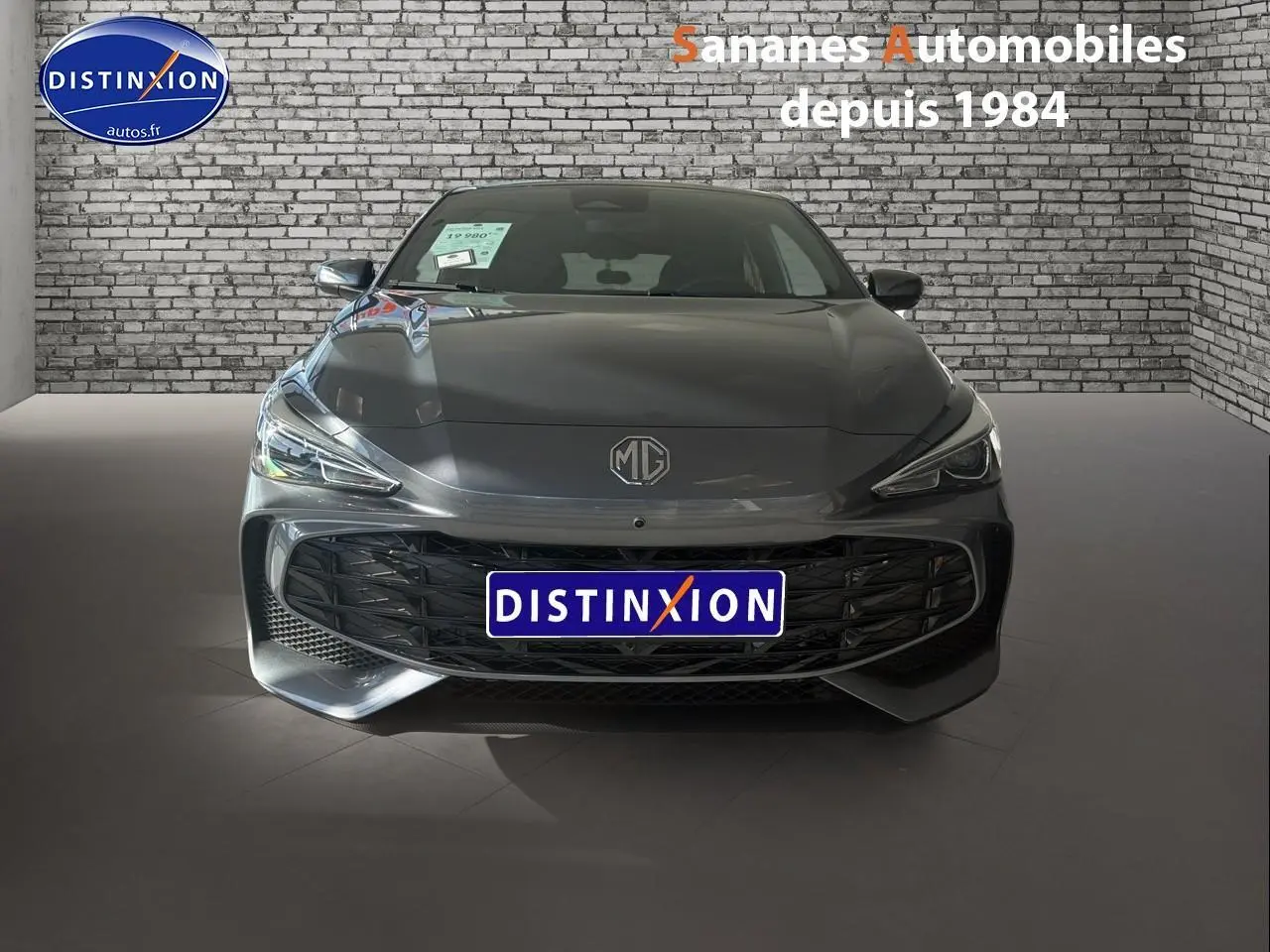 Vue avant d'une MG3 1.5 Hybrid+ gris Hampstead avec calandre noire et logo MG centré.