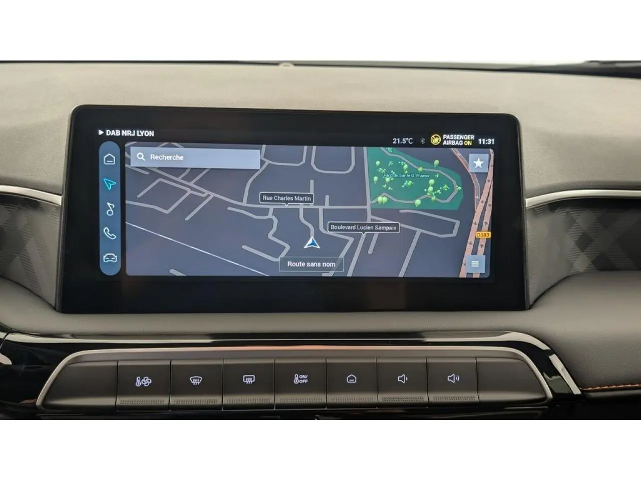 Écran central tactile 10,25 pouces du MG3 1.5 Hybrid+ 2026 affichant une carte de navigation.