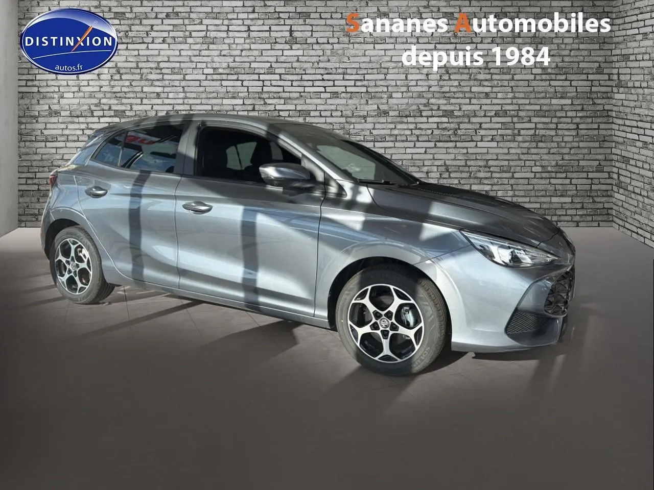 Vue latérale gauche d'une MG3 1.5 Hybrid+ gris Hampstead avec jantes distinctives et vitrage teinté.