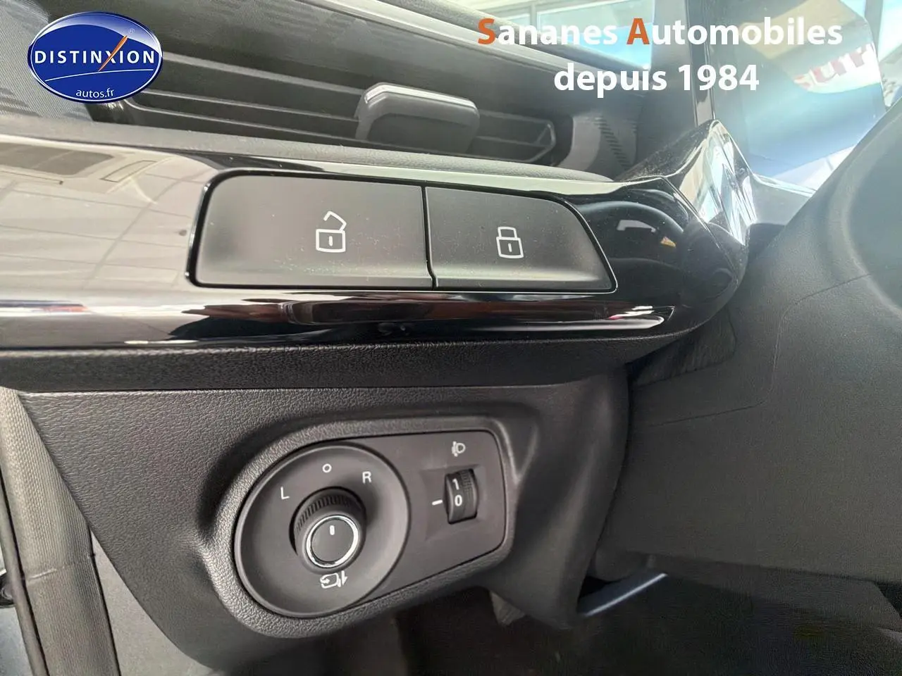 Détail intérieur montrant les commandes de verrouillage et réglage des rétroviseurs du MG3 1.5 Hybrid+ gris Hampstead.