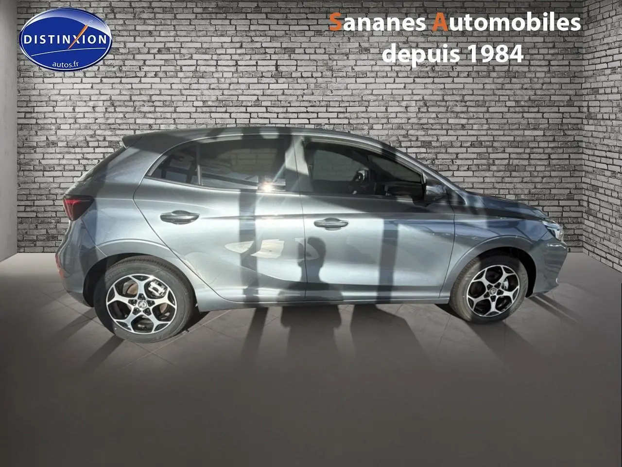 Profil côté gauche de la MG3 1.5 Hybrid+ 195 Luxury gris Hampstead avec jantes alliage et vitres teintées.