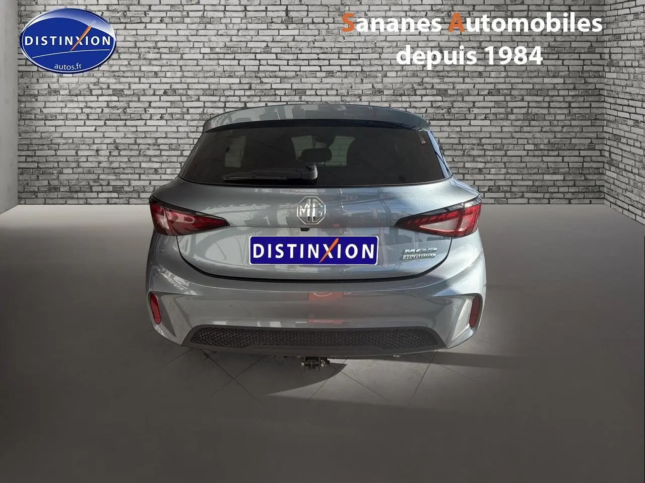 Vue arrière d'une MG3 1.5 Hybrid+ gris Hampstead avec feux arrière LED et lunette arrière surteintée.